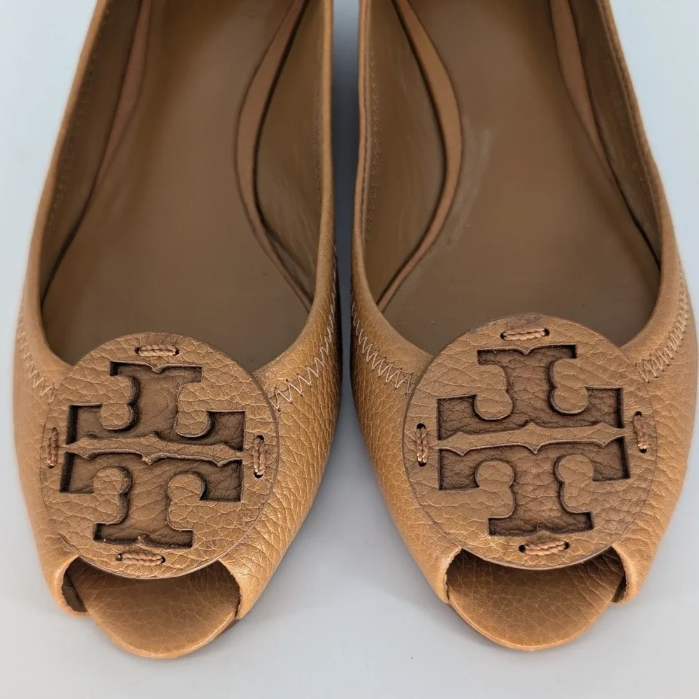 Tory Burch Peep Toe Wedge 7M Tan Pebbled Leather Logo Medallion Preppy Classic